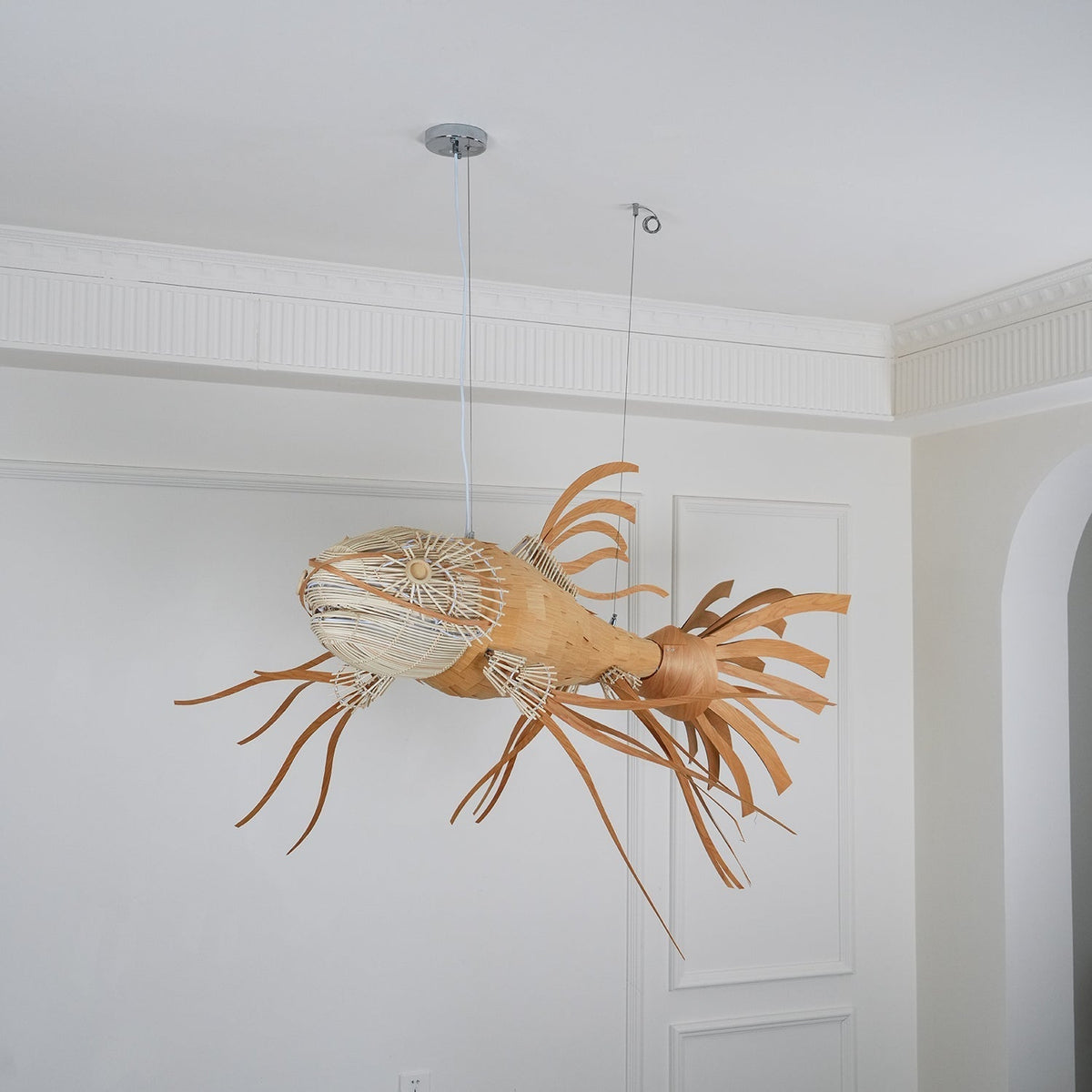 KOI Kronleuchter aus Holz in Form eines Fischs, handgefertigt