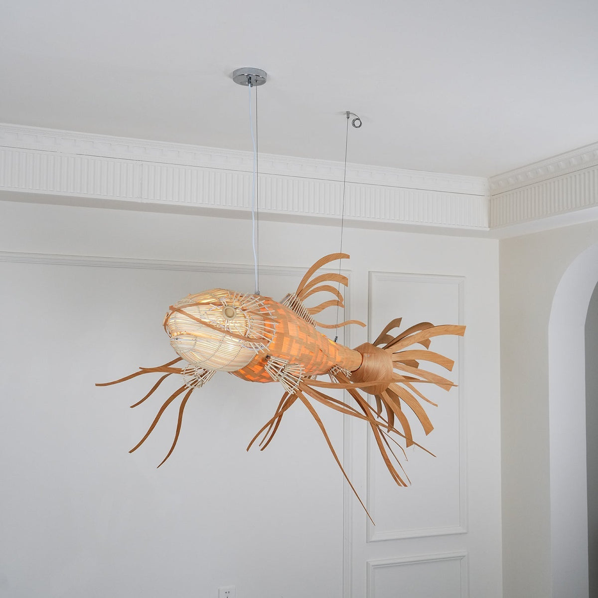 KOI Kronleuchter aus Holz in Form eines Fischs, handgefertigt