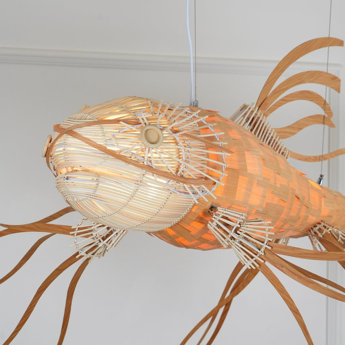 KOI Kronleuchter aus Holz in Form eines Fischs, handgefertigt
