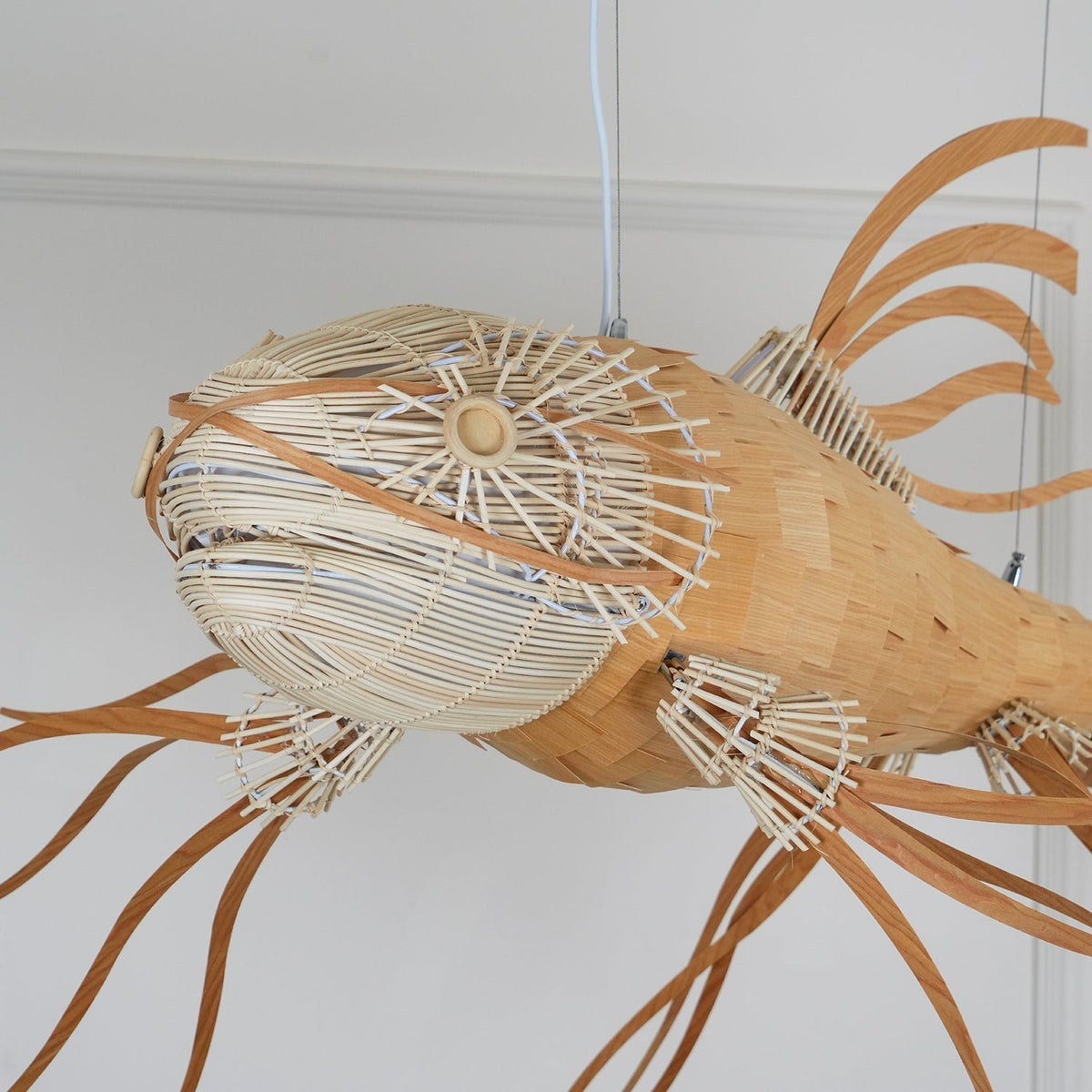 KOI Kronleuchter aus Holz in Form eines Fischs, handgefertigt