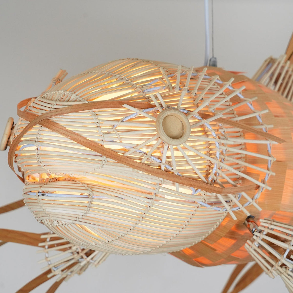 KOI Kronleuchter aus Holz in Form eines Fischs, handgefertigt