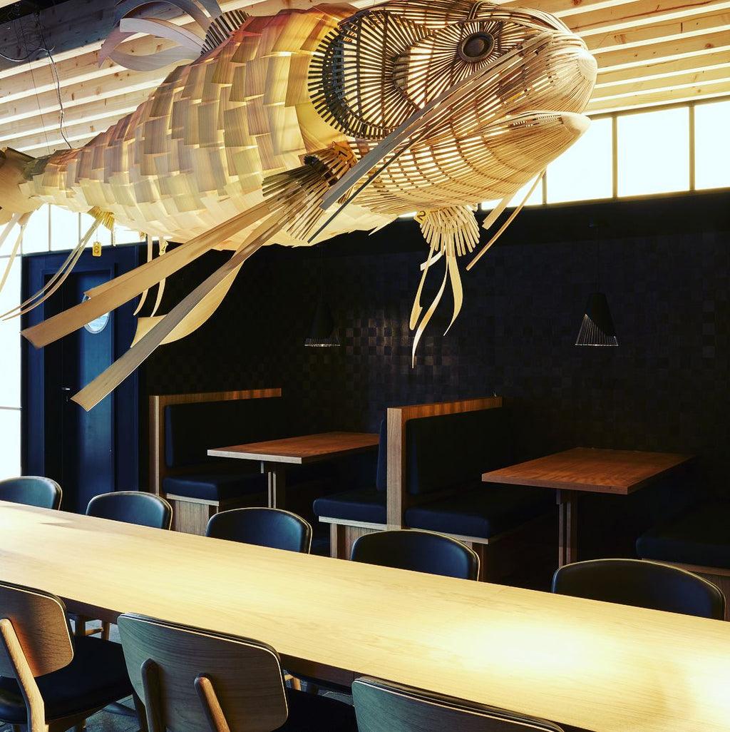 KOI Kronleuchter aus Holz in Form eines Fischs, handgefertigt