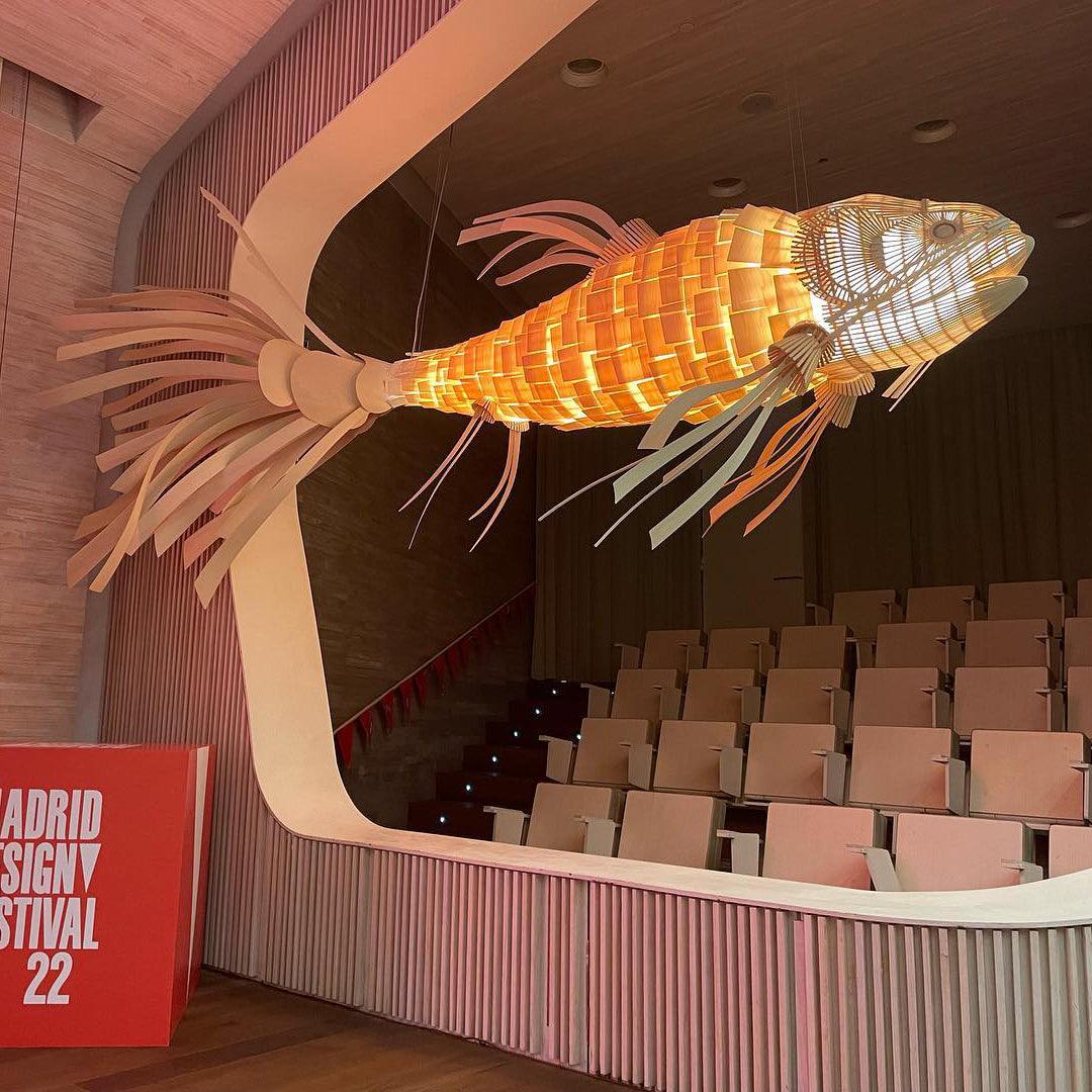 KOI Kronleuchter aus Holz in Form eines Fischs, handgefertigt