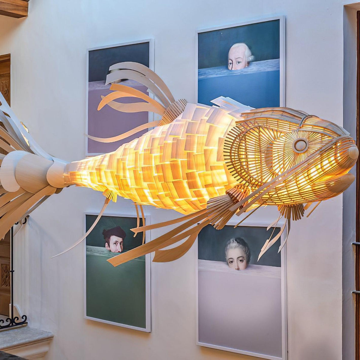 KOI Kronleuchter aus Holz in Form eines Fischs, handgefertigt