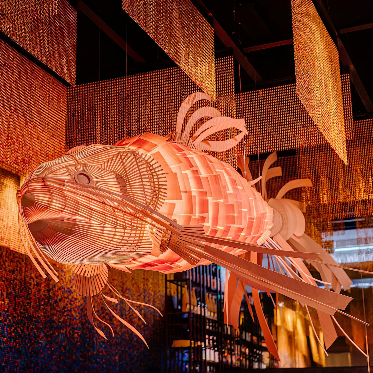 KOI Kronleuchter aus Holz in Form eines Fischs, handgefertigt