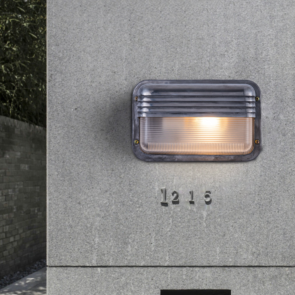 Wyre Geometrische moderne Wandleuchte aus Metall und Glas