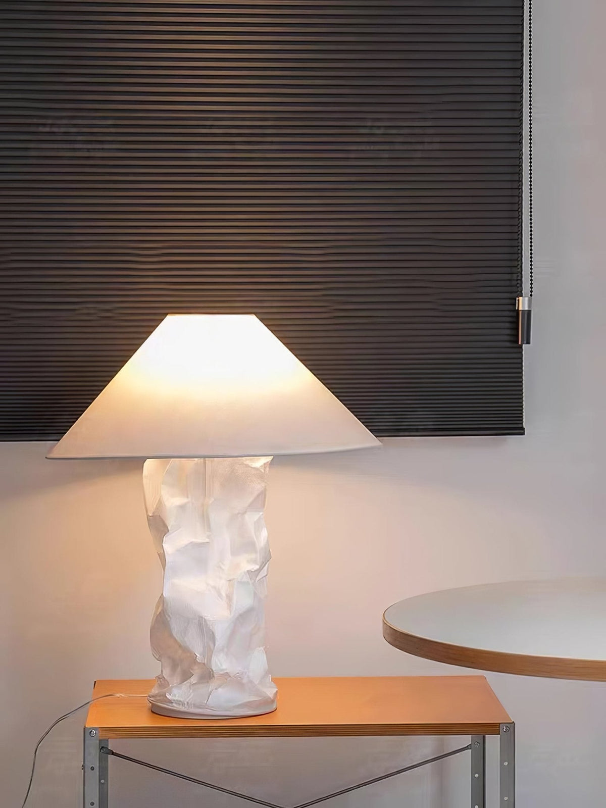 Lalemu Tischlampe aus Papier im künstlerischen Stil