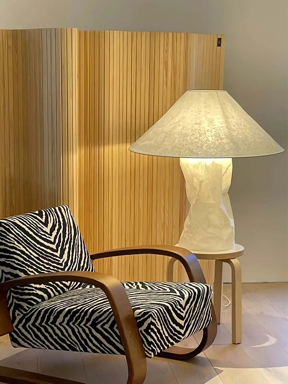 Lalemu Tischlampe aus Papier im künstlerischen Stil