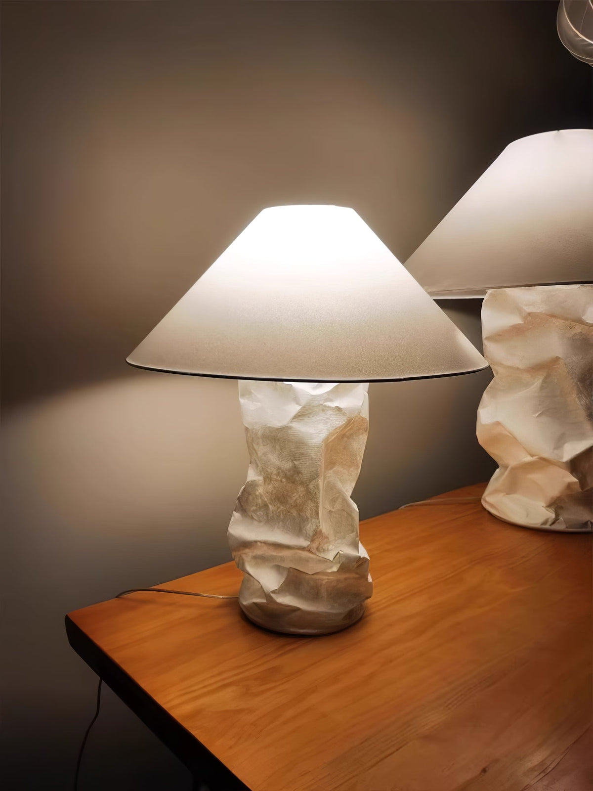 Lalemu Tischlampe aus Papier im künstlerischen Stil
