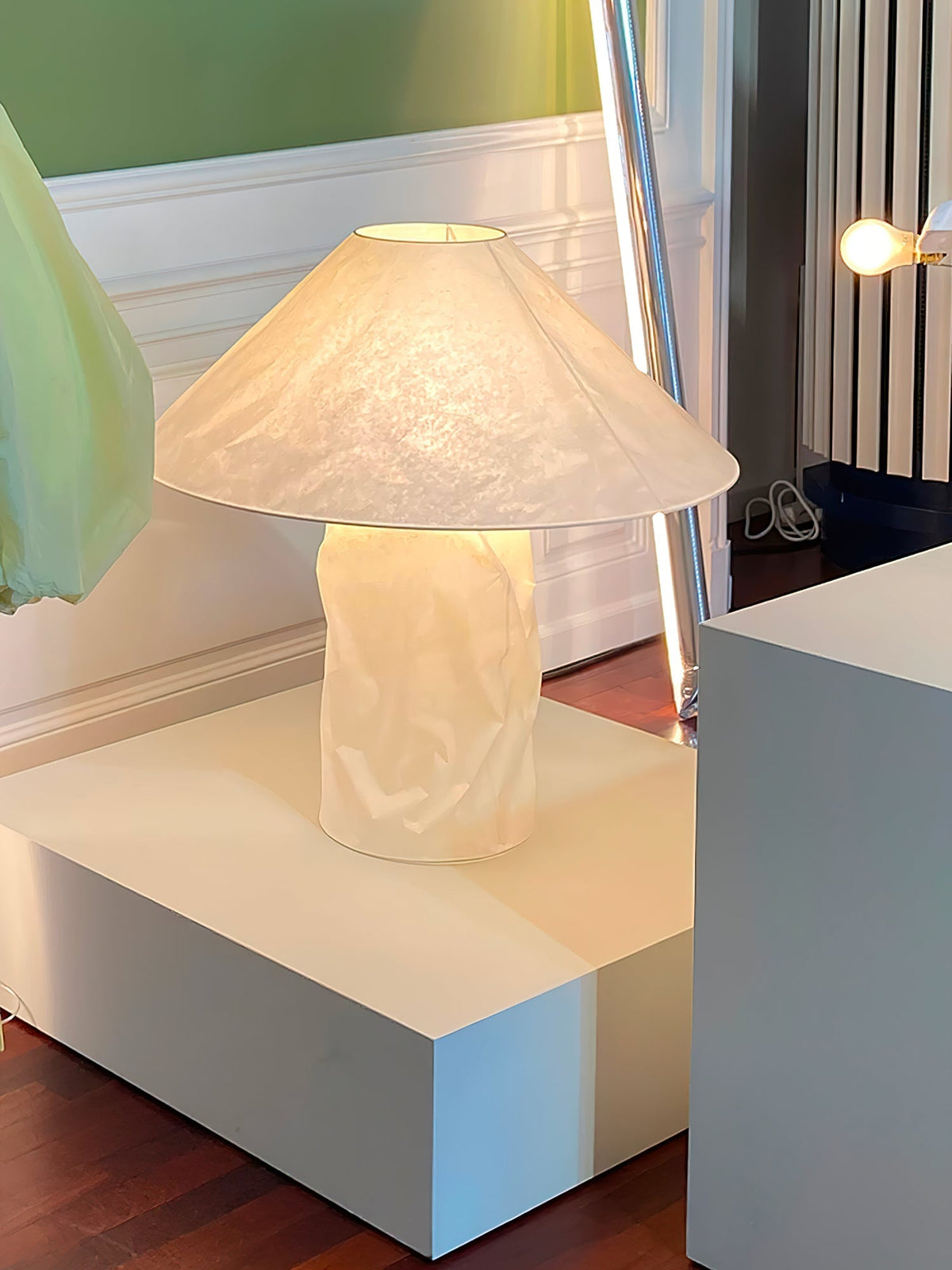 Lalemu Tischlampe aus Papier im künstlerischen Stil