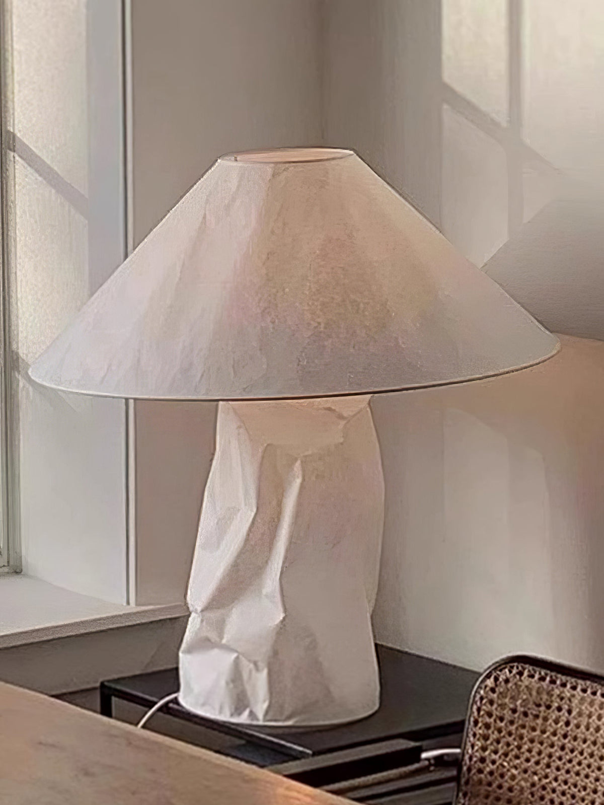 Lalemu Tischlampe aus Papier im künstlerischen Stil