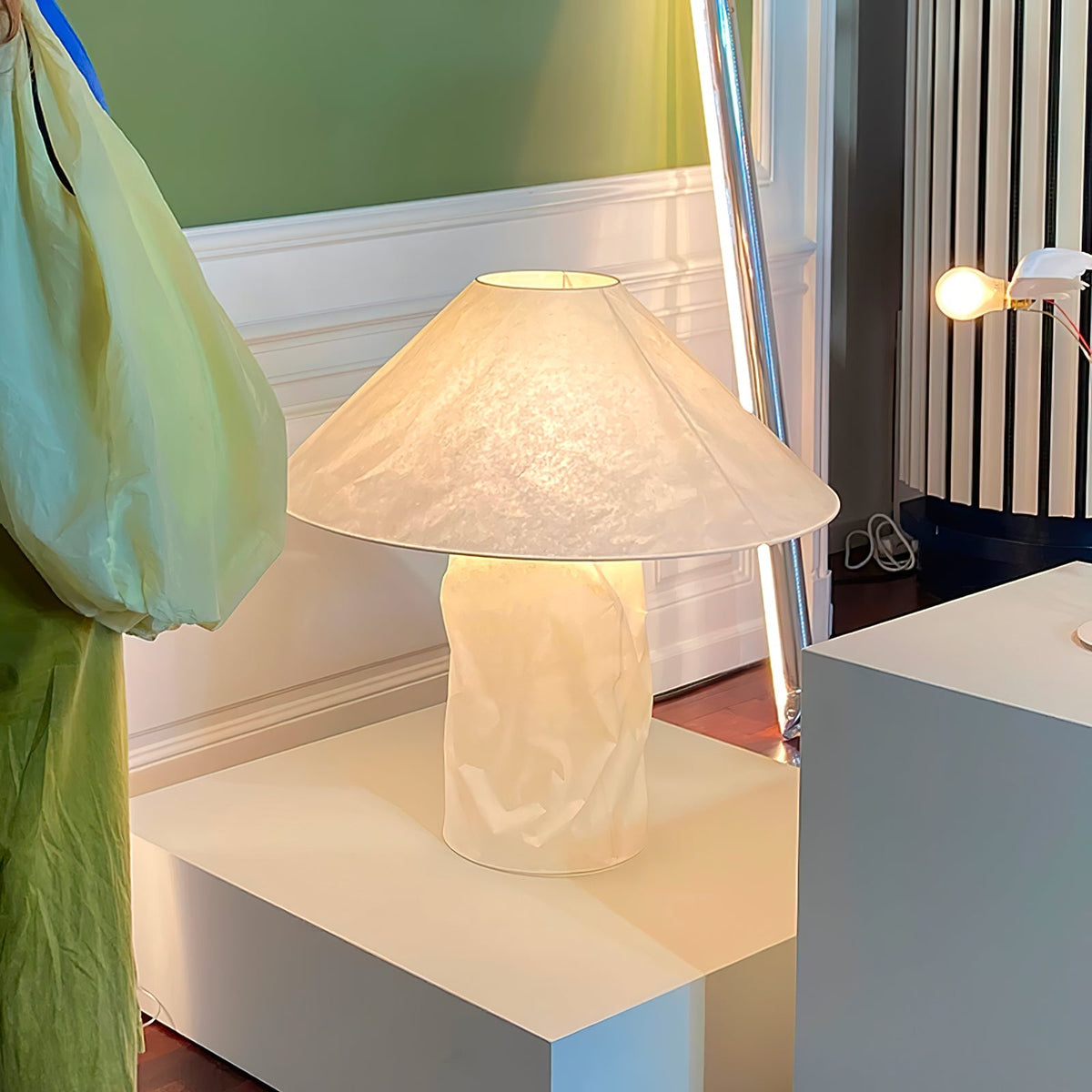 Lalemu Tischlampe aus Papier im künstlerischen Stil