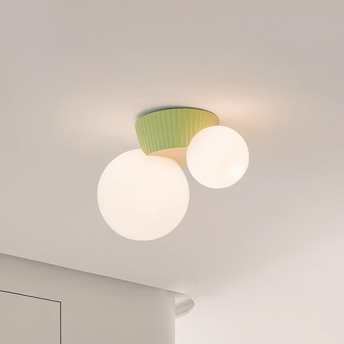 Tovae Deckenleuchte Playful Asymmetry mit dualen Milchglas-Kugeln
