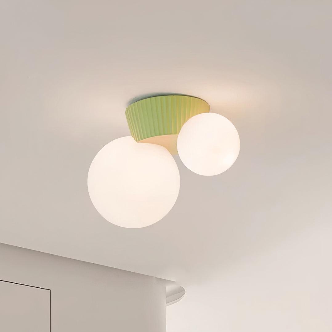 Tovae Deckenleuchte Playful Asymmetry mit dualen Milchglas-Kugeln