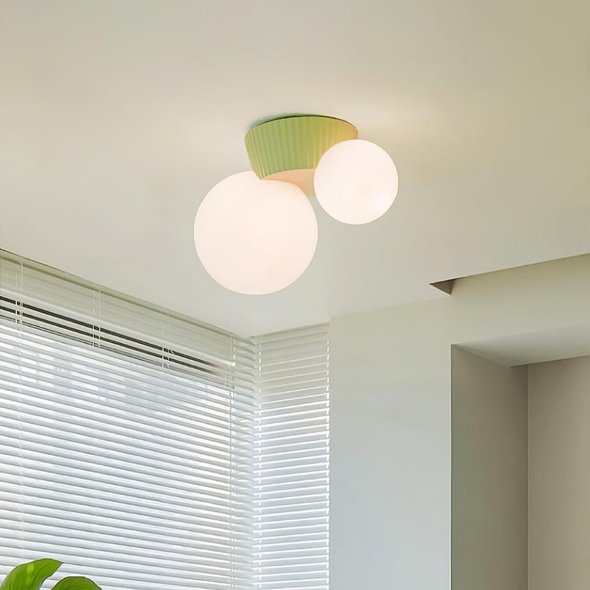 Tovae Deckenleuchte Playful Asymmetry mit dualen Milchglas-Kugeln