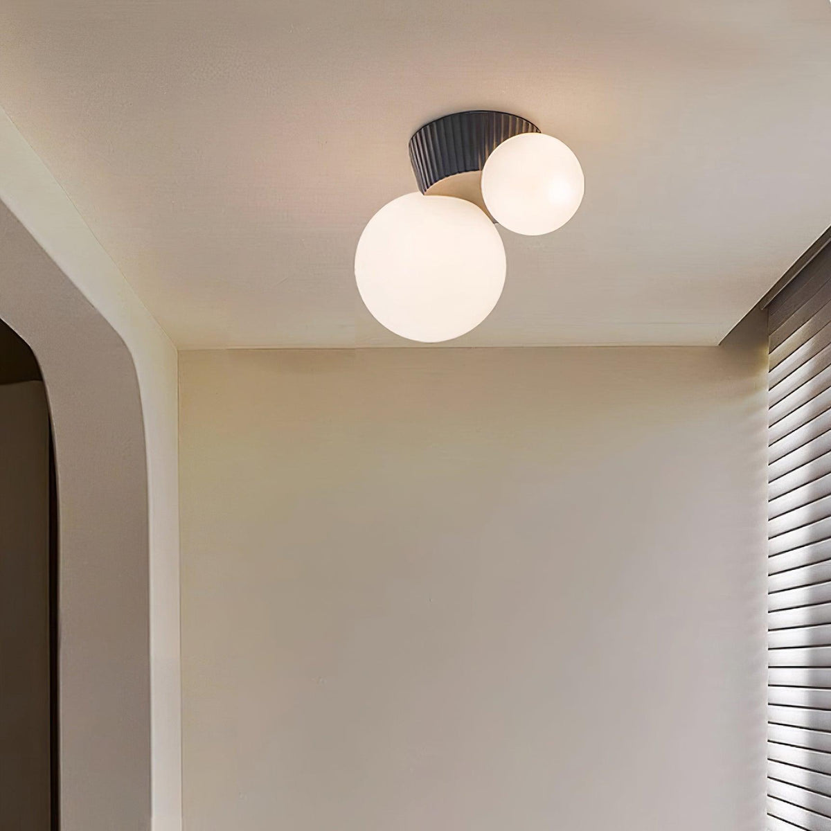 Tovae Deckenleuchte Playful Asymmetry mit dualen Milchglas-Kugeln