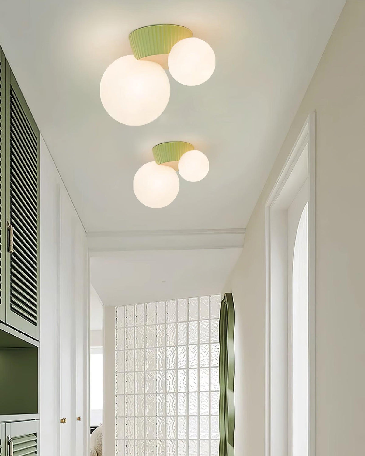 Tovae Deckenleuchte Playful Asymmetry mit dualen Milchglas-Kugeln