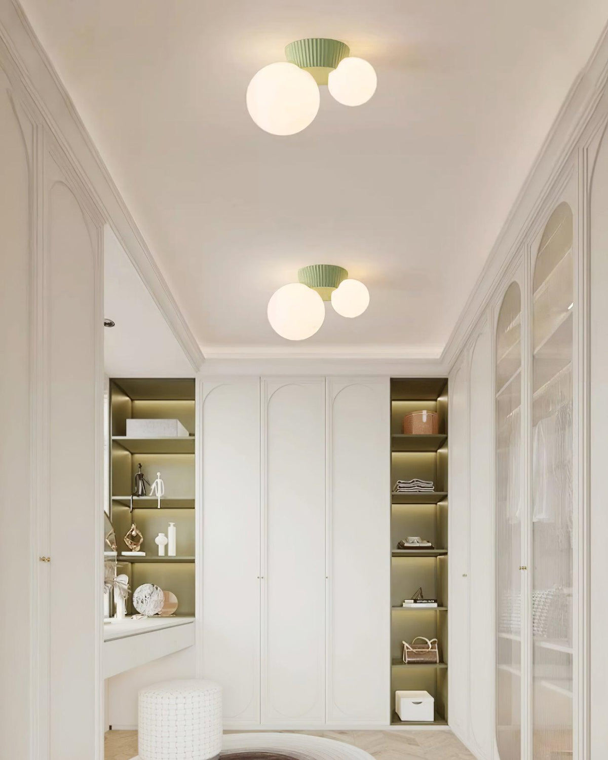 Tovae Deckenleuchte Playful Asymmetry mit dualen Milchglas-Kugeln