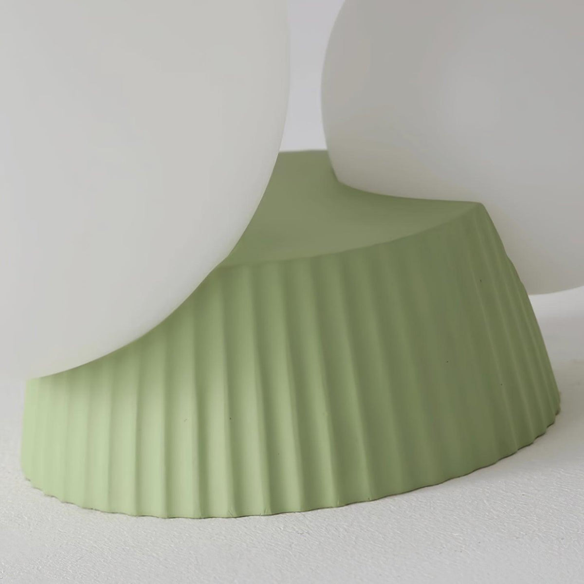 Tovae Deckenleuchte Playful Asymmetry mit dualen Milchglas-Kugeln