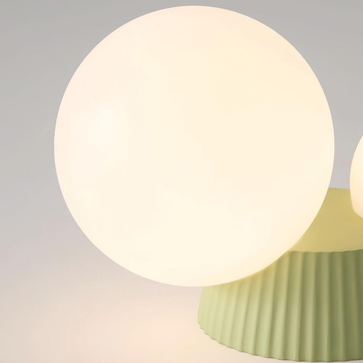 Tovae Deckenleuchte Playful Asymmetry mit dualen Milchglas-Kugeln