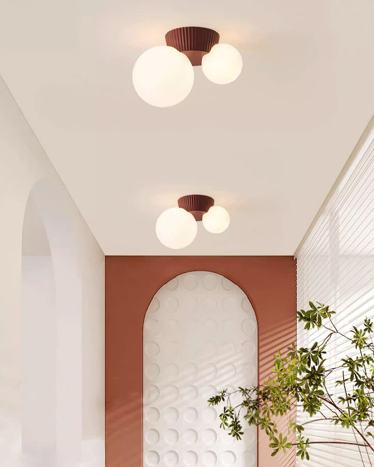 Tovae Deckenleuchte Playful Asymmetry mit dualen Milchglas-Kugeln