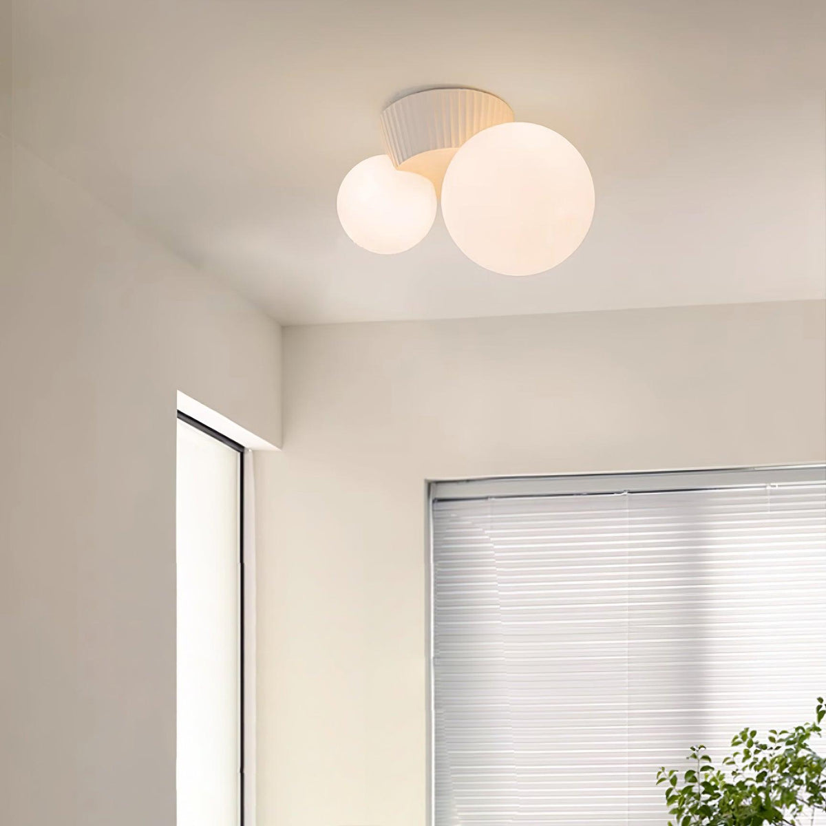 Tovae Deckenleuchte Playful Asymmetry mit dualen Milchglas-Kugeln