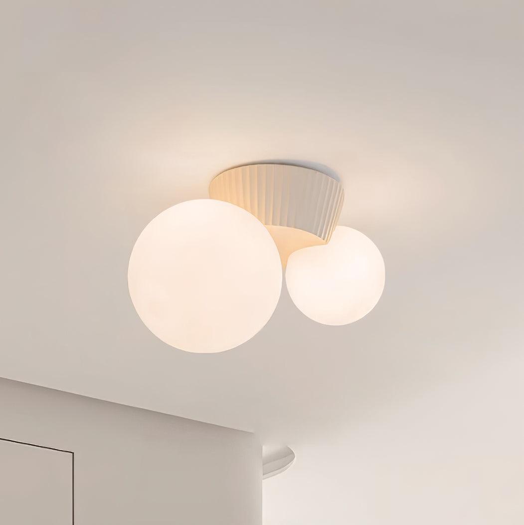 Tovae Deckenleuchte Playful Asymmetry mit dualen Milchglas-Kugeln