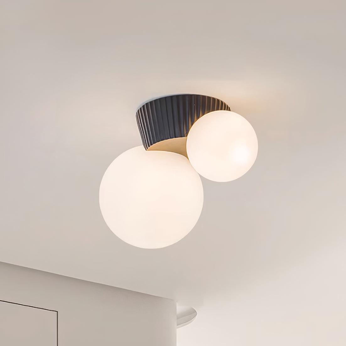 Tovae Deckenleuchte Playful Asymmetry mit dualen Milchglas-Kugeln
