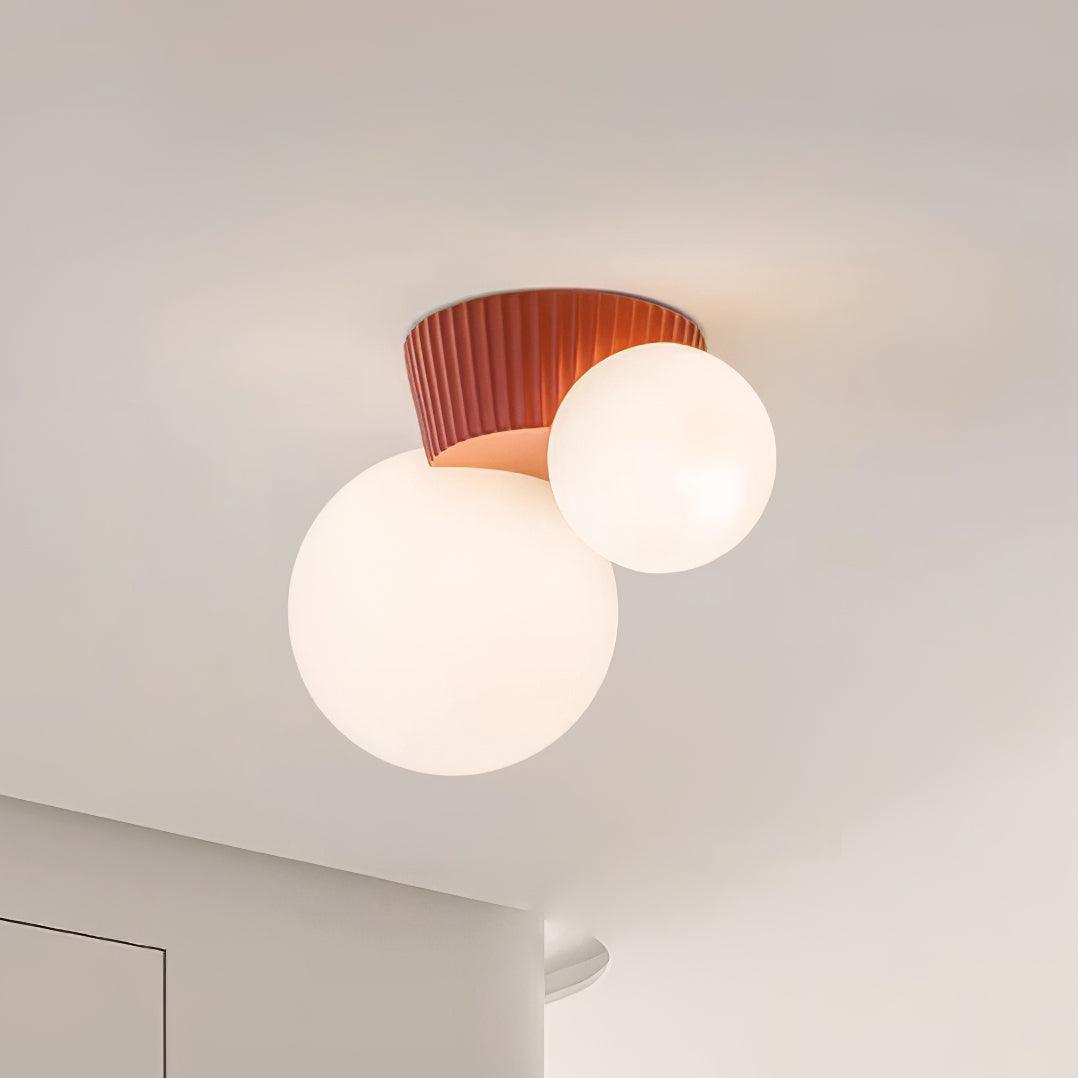 Tovae Deckenleuchte Playful Asymmetry mit dualen Milchglas-Kugeln