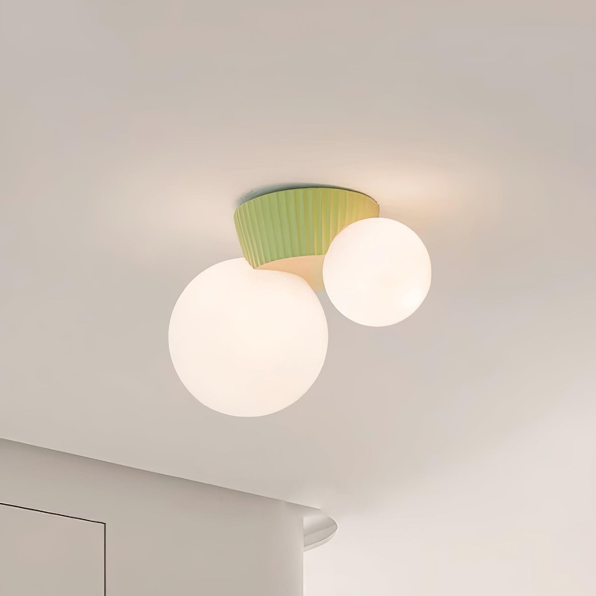 Tovae Deckenleuchte Playful Asymmetry mit dualen Milchglas-Kugeln