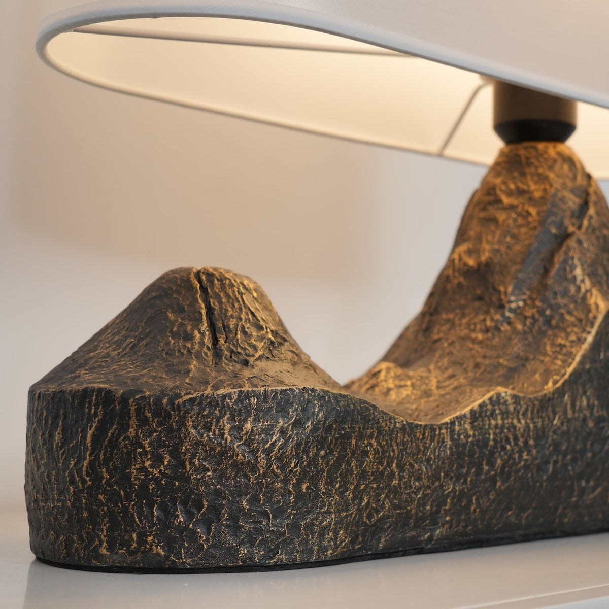 Della Tischleuchte aus Kunstharz in Naturtönen