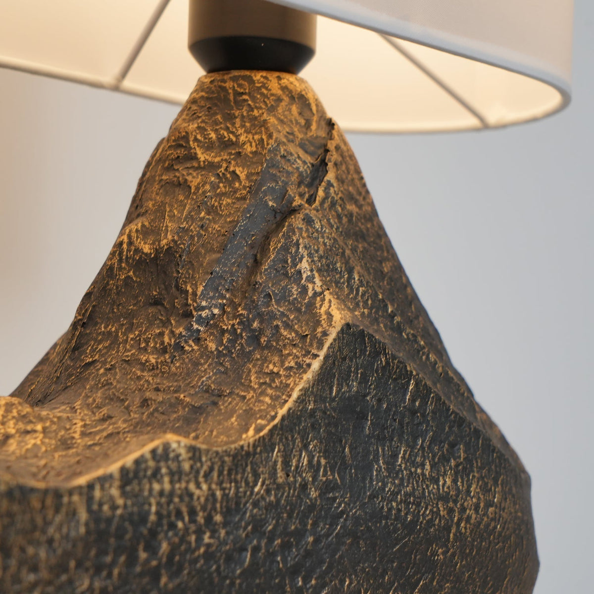 Della Tischleuchte aus Kunstharz in Naturtönen