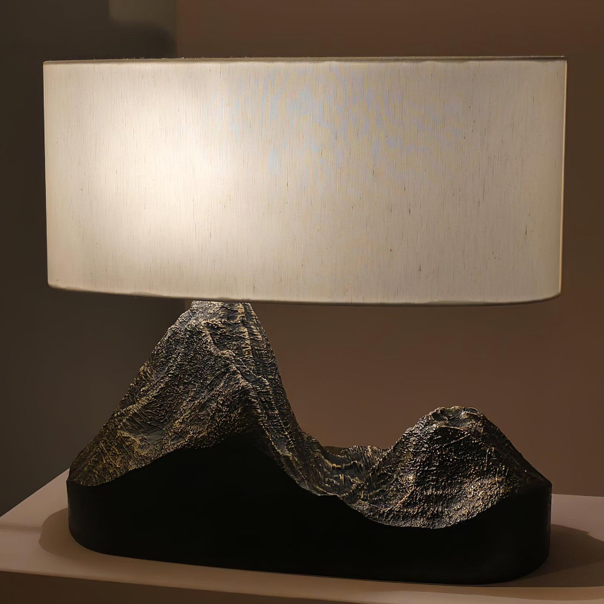 Della Tischleuchte aus Kunstharz in Naturtönen