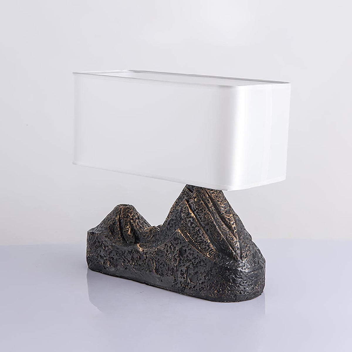 Della Tischleuchte aus Kunstharz in Naturtönen
