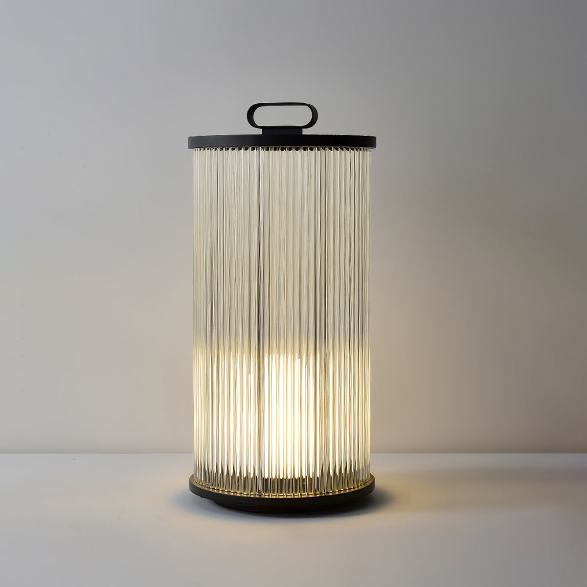 Niri Stehleuchte aus Edelstahl und Acryl im minimalistischen Stil