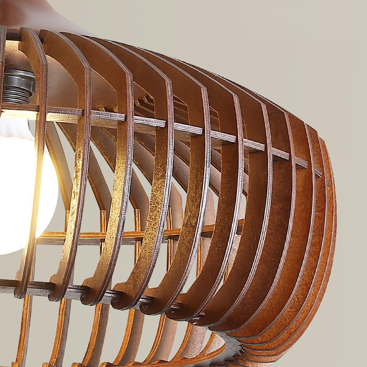 Lixu Pendelleuchte aus Holz im Retro-Stil