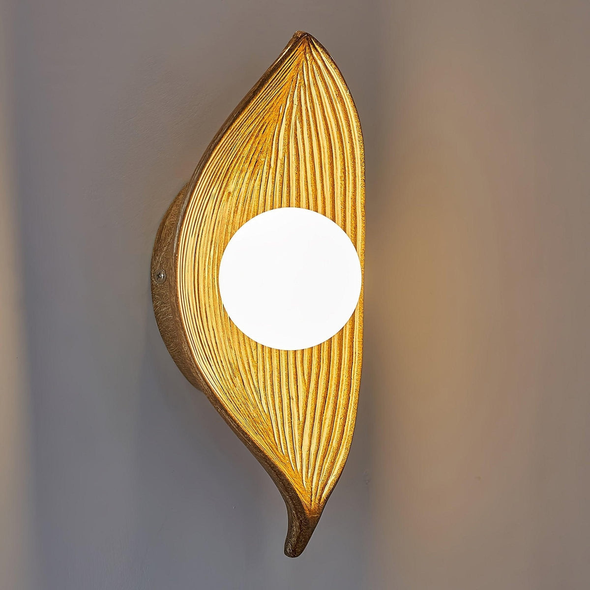 Lirixa Wandleuchte aus Kunstharz in Kieselsteinform