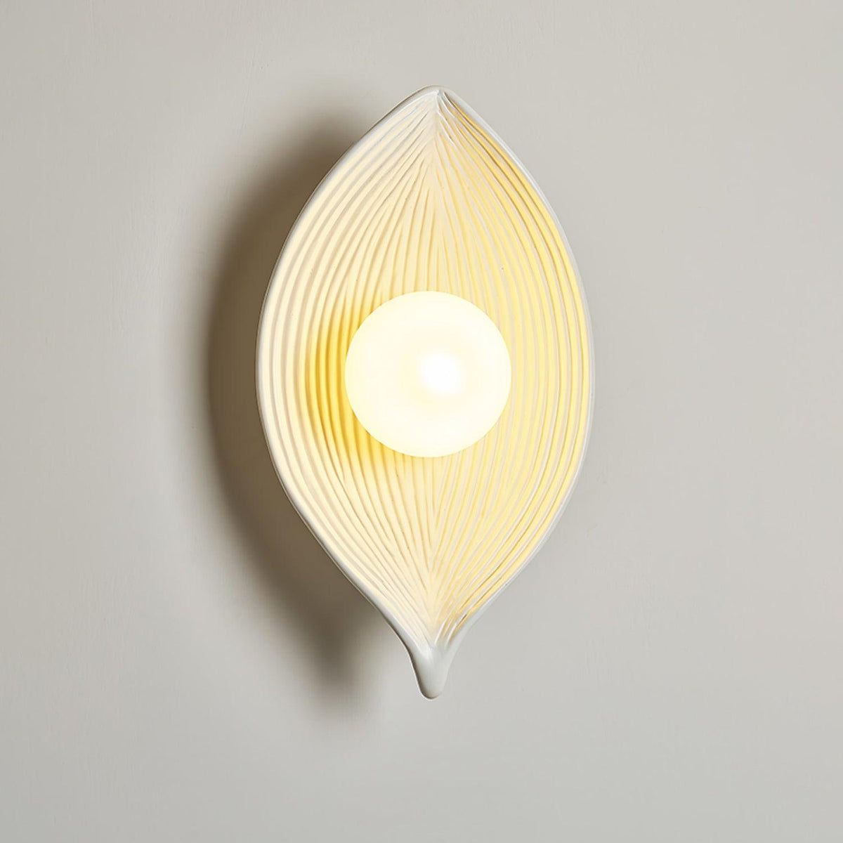 Lirixa Wandleuchte aus Kunstharz in Kieselsteinform