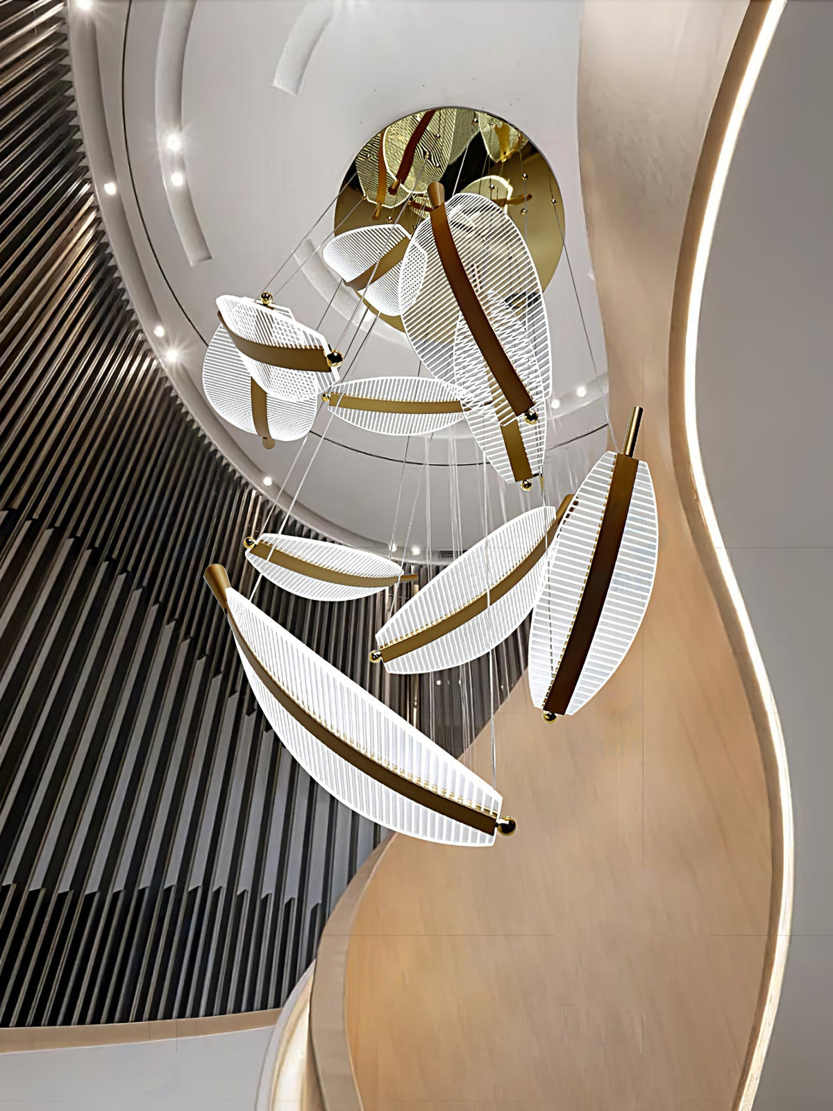 Kuo Kronleuchter aus Acryl in Gold mit zeitgenössischem Design