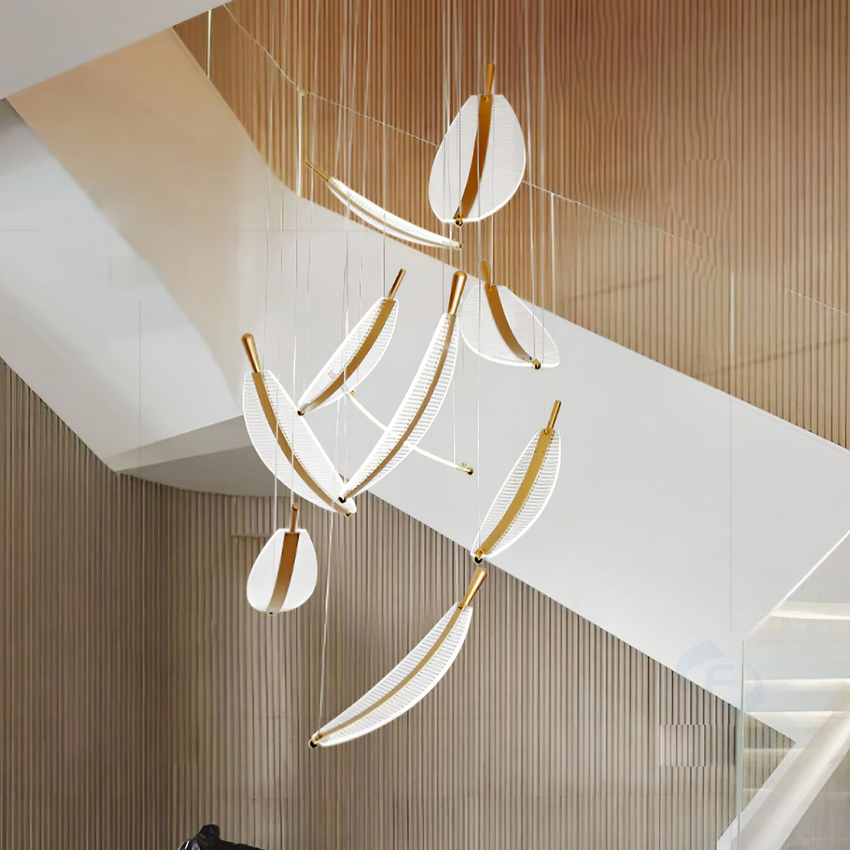 Kuo Kronleuchter aus Acryl in Gold mit zeitgenössischem Design