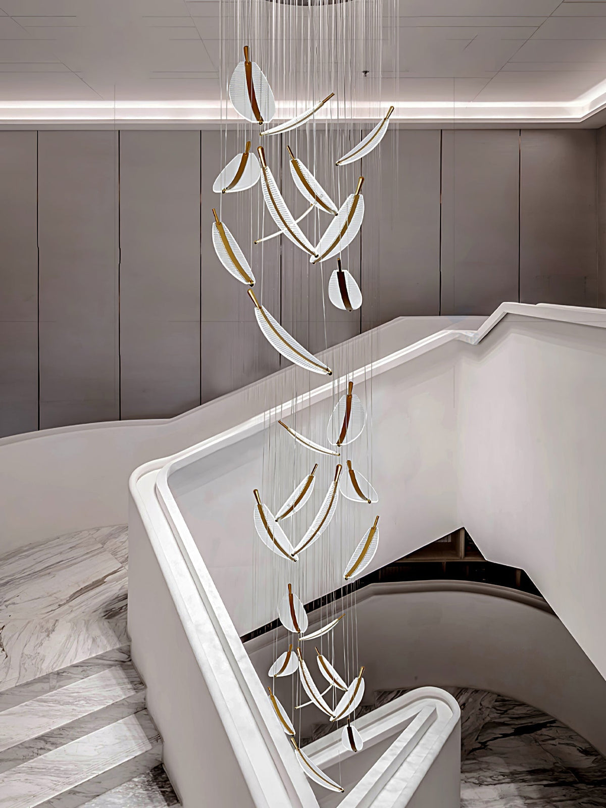 Kuo Kronleuchter aus Acryl in Gold mit zeitgenössischem Design