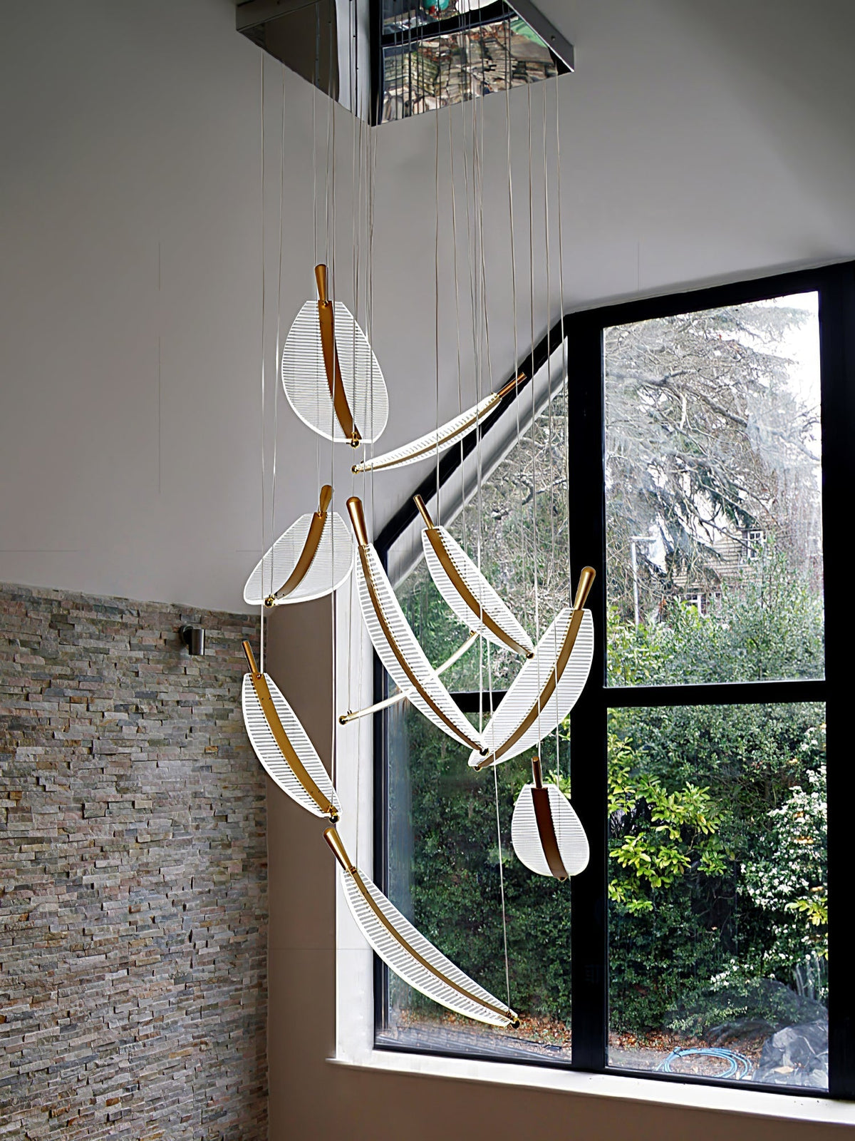 Kuo Kronleuchter aus Acryl in Gold mit zeitgenössischem Design