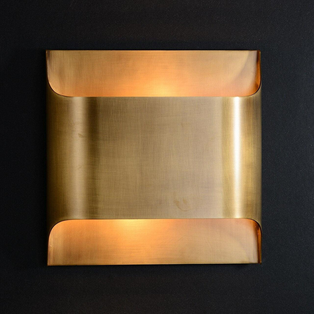 Hardy zeitgenössische Wandleuchte aus Messing