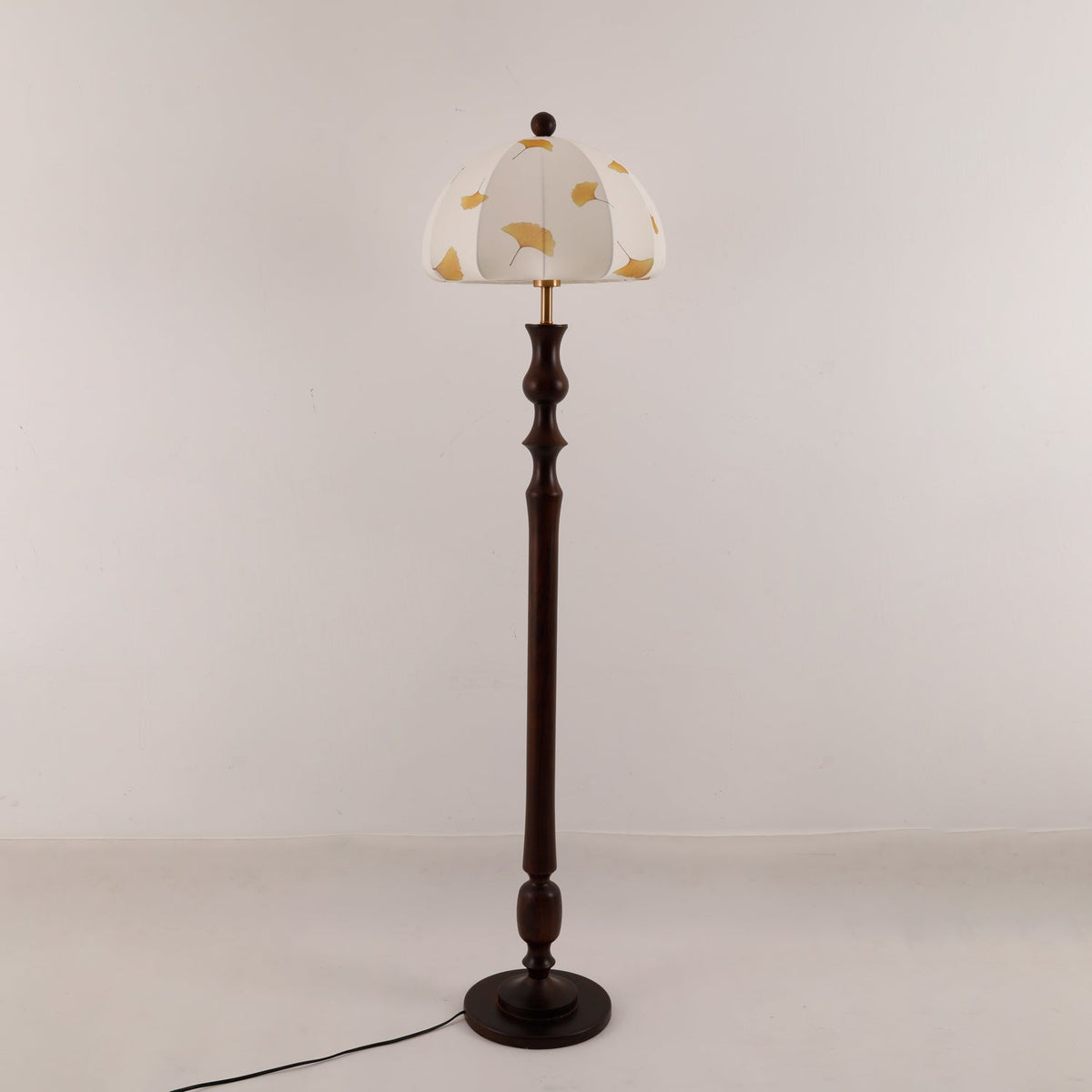 Ginkgore Stehleuchte aus Holz und Stoff im Vintage-Stil