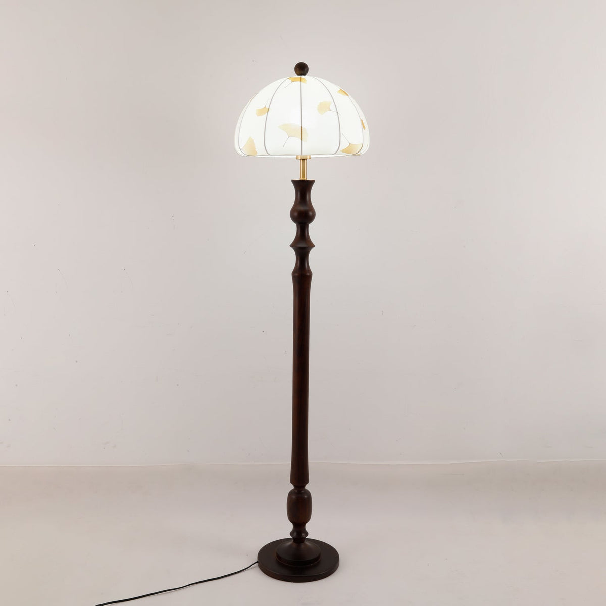 Ginkgore Stehleuchte aus Holz und Stoff im Vintage-Stil