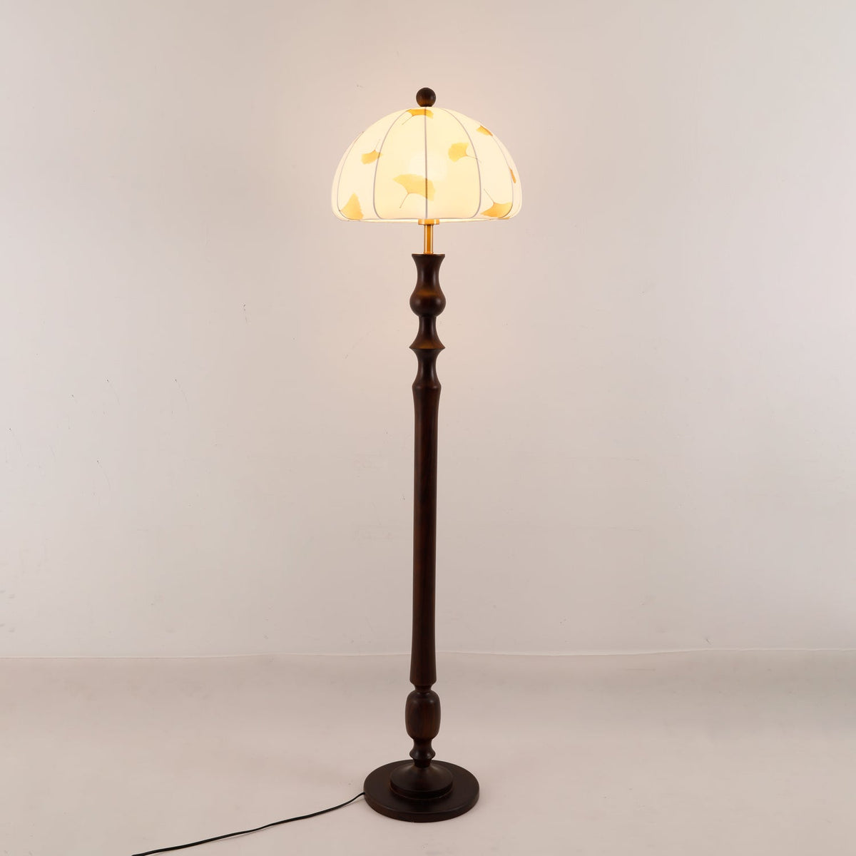 Ginkgore Stehleuchte aus Holz und Stoff im Vintage-Stil