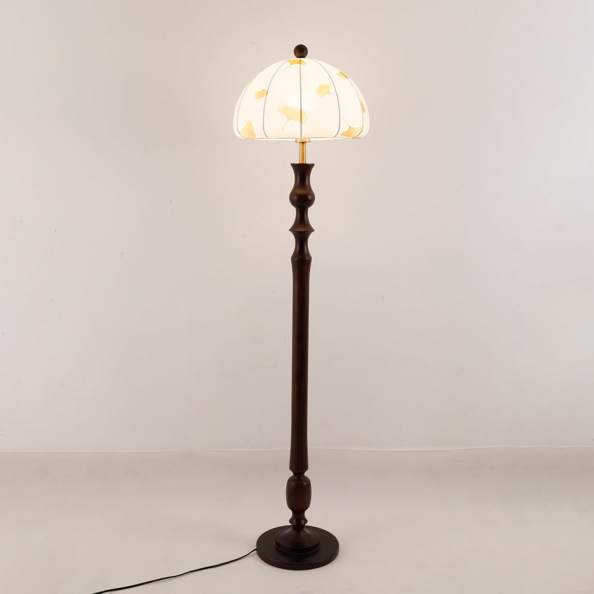 Ginkgore Stehleuchte aus Holz und Stoff im Vintage-Stil