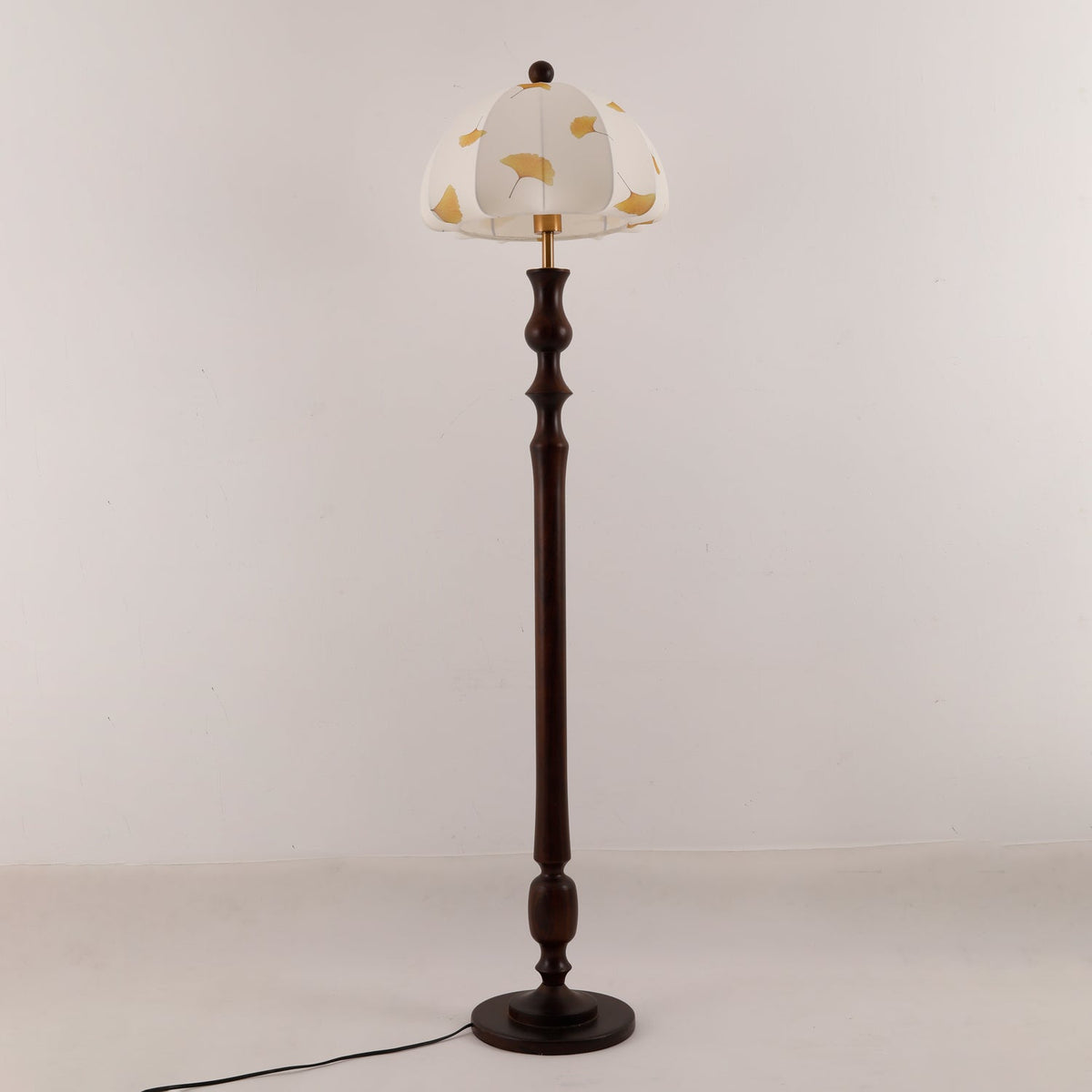 Ginkgore Stehleuchte aus Holz und Stoff im Vintage-Stil