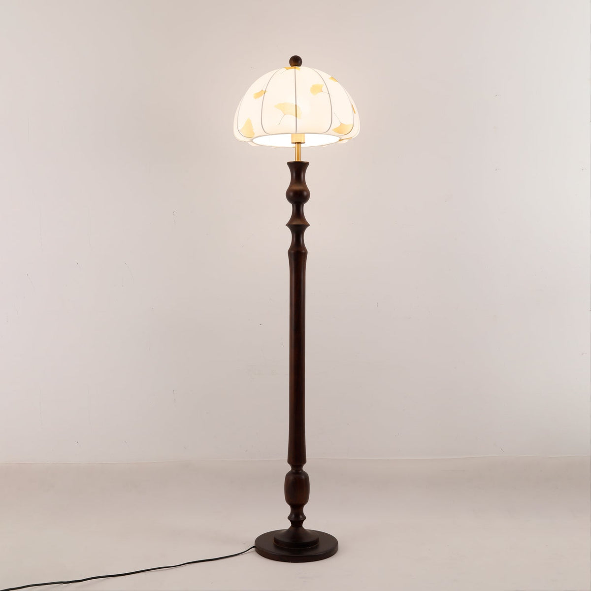 Ginkgore Stehleuchte aus Holz und Stoff im Vintage-Stil