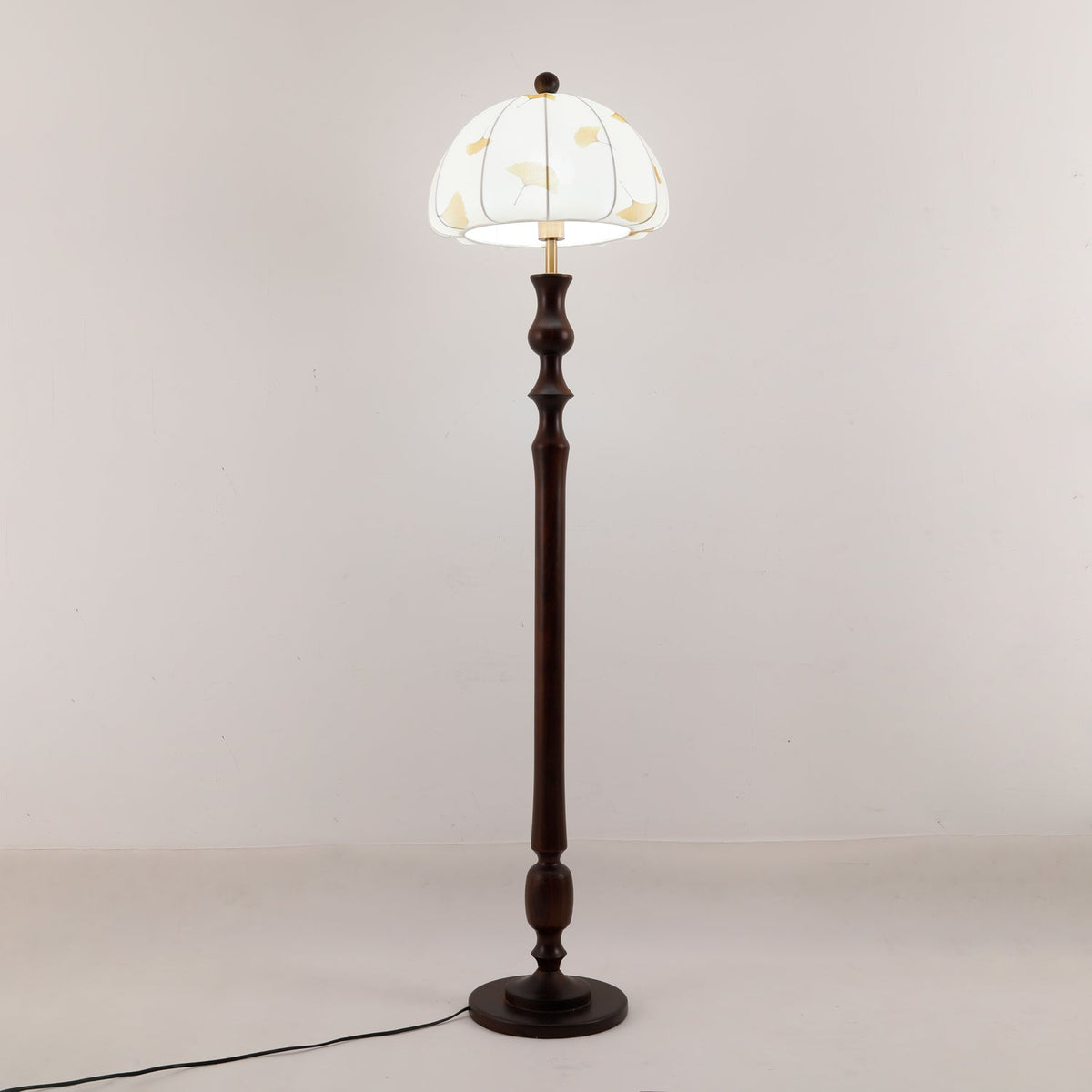 Ginkgore Stehleuchte aus Holz und Stoff im Vintage-Stil
